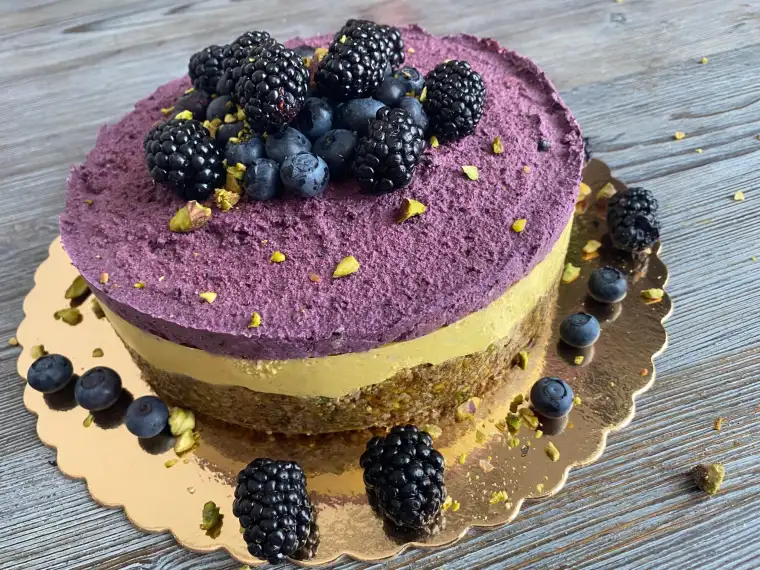 Tort Raw Vegan Mure si Mango Cluj - Mireille de Margaux