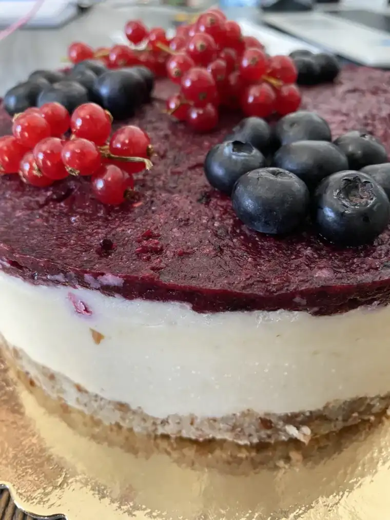 Tort raw vegan cu fructe de padure si rodie Mireille de Margaux Cluj