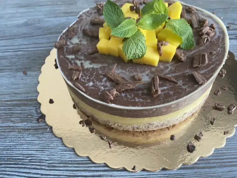 Tort raw vegan cu ciocolata si mango Mireille de Margaux Cluj