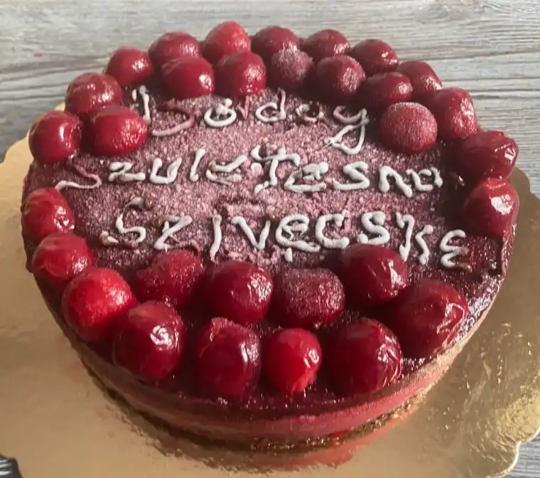 Tort raw vegan cu visine si fructe de padure Mireille de Margaux Cluj