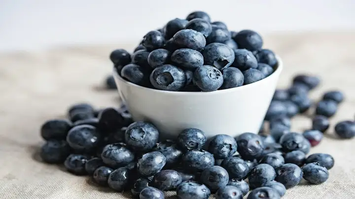 Ce aduc afinele intr-un tort raw vegan
