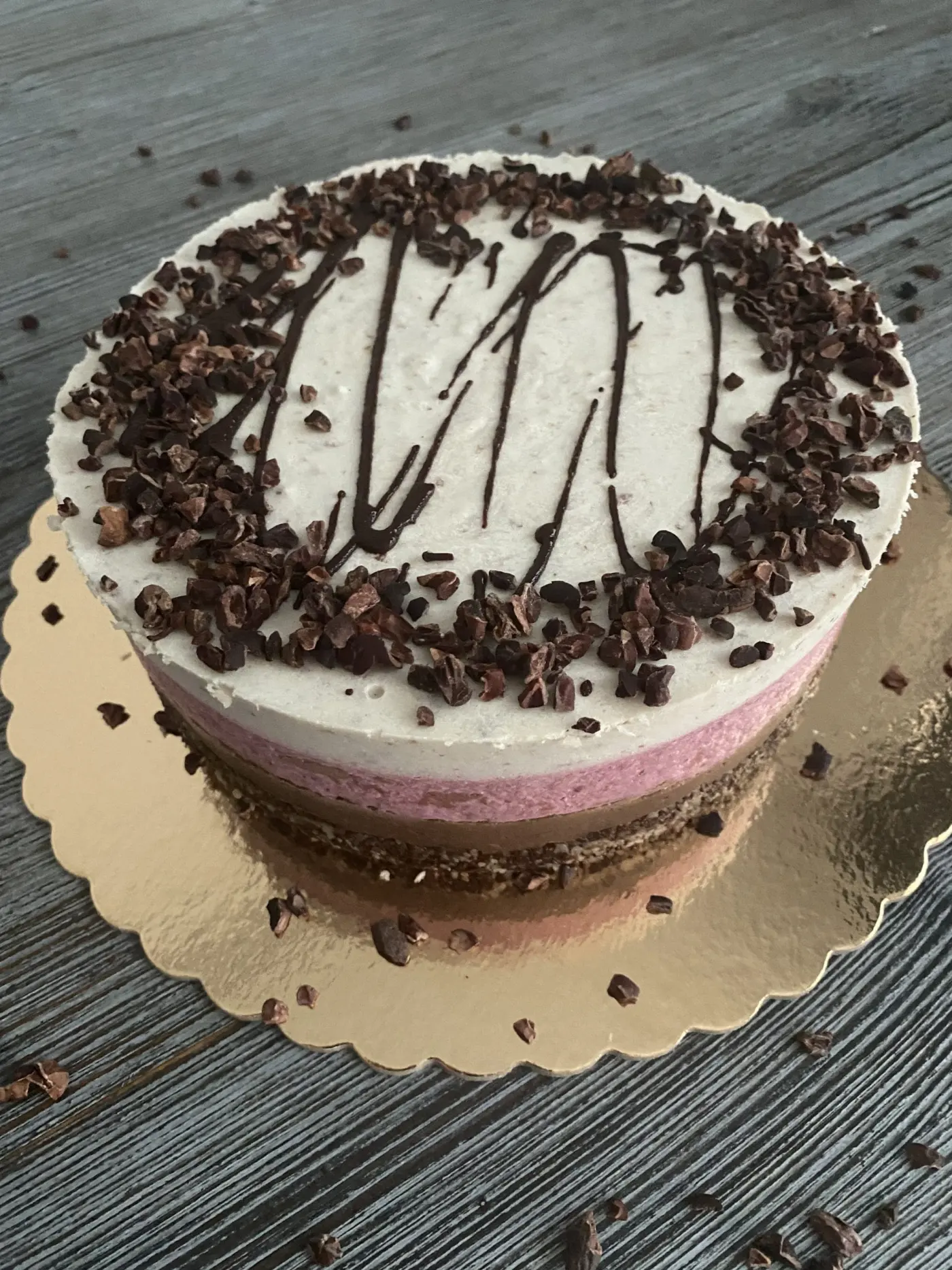 Tort Raw Vegan Căpșuni și Vanilie decorat cu fulgi de cacao – Mireille de Margaux