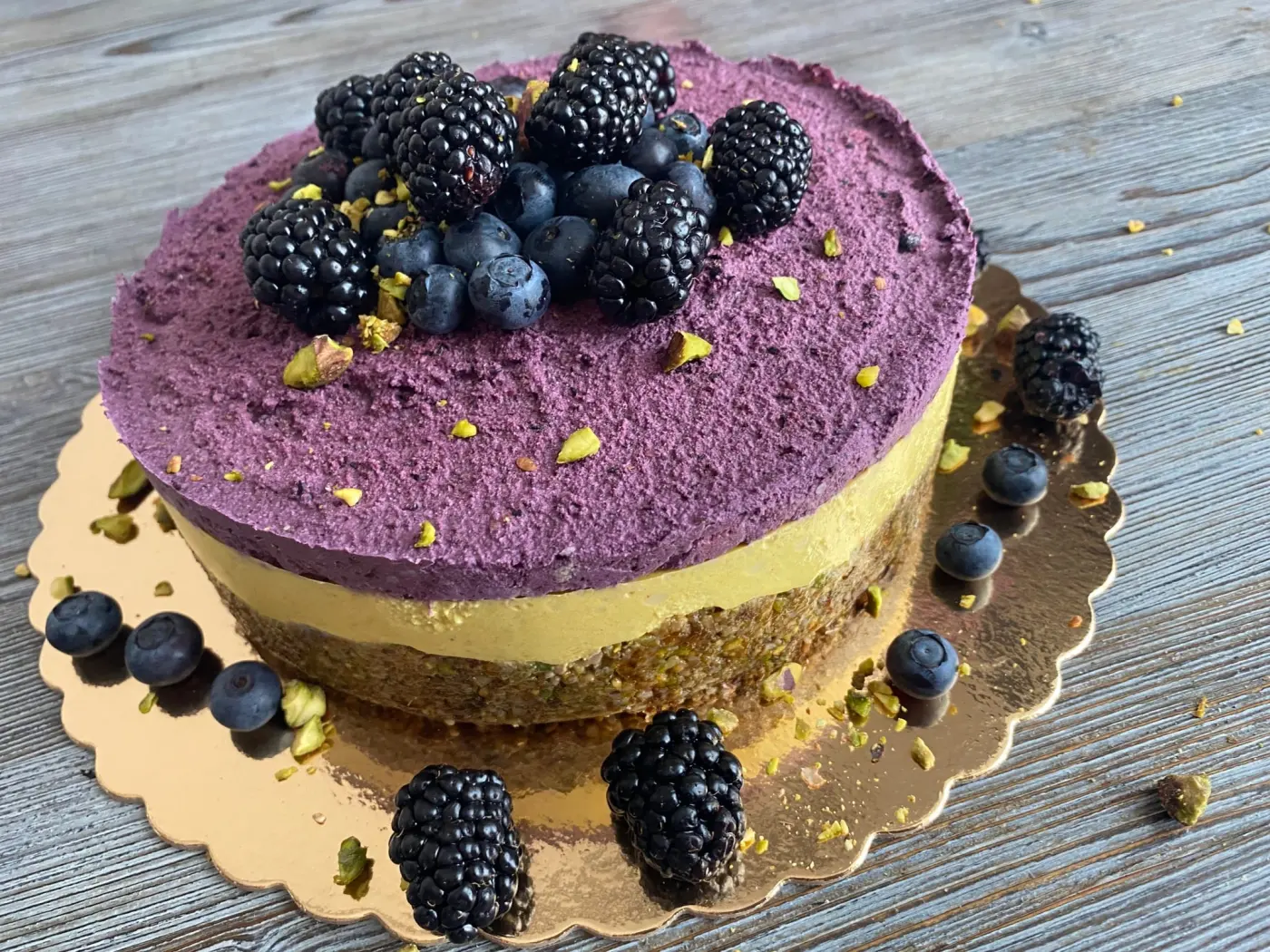 Tort Raw Vegan Mure si Mango Cluj - Mireille de Margaux