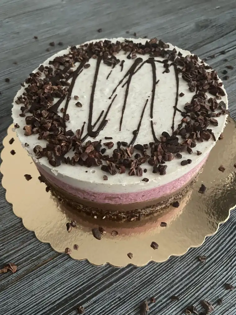 Tort Raw Vegan Căpșuni și Vanilie decorat cu fulgi de cacao – Mireille de Margaux