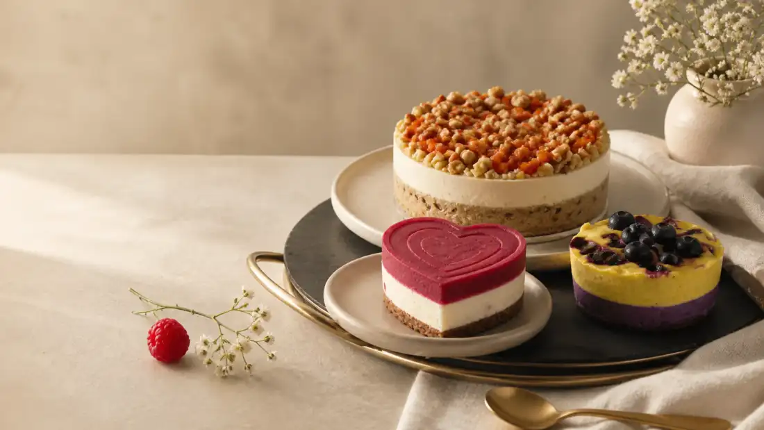 Selectie artizanala cu tort raw vegan carrot cake inimioara cu zmeura si prajitura mango afine