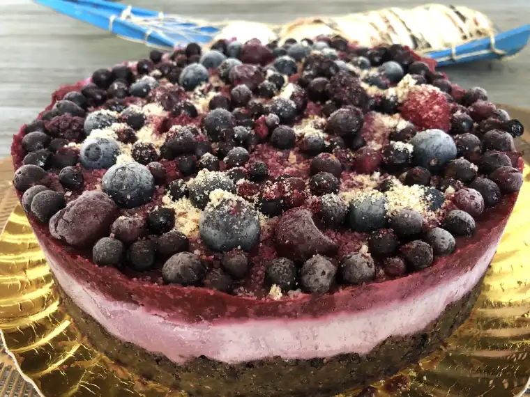 Tort Raw Vegan Cirese si Fructe de Padure Natural - Mireille de Margaux