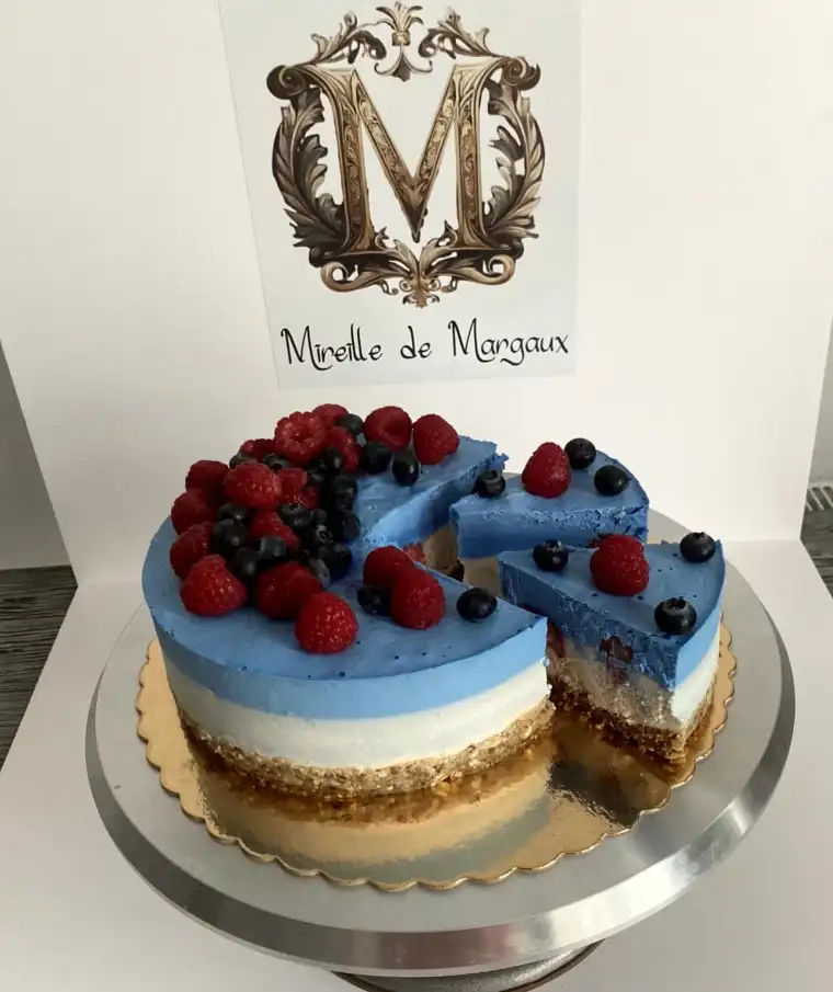 Tort raw vegan cu zmeura, vanilie si spirulina albastra Mireille de Margaux Cluj