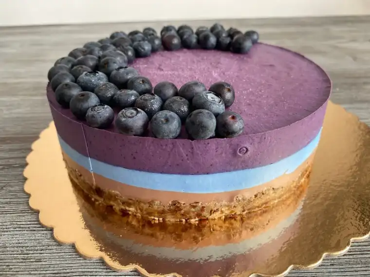 Tort cu afine si spirulina albastra Mireille de Margaux Cluj